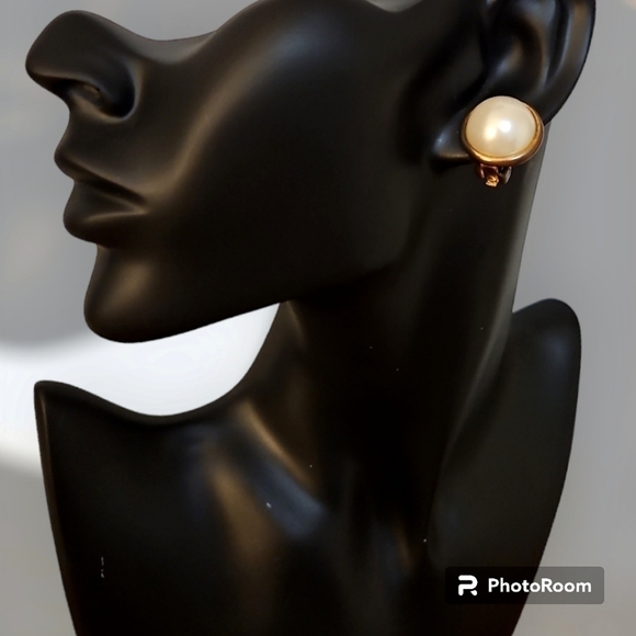 3/$30 VTG Pearlesque Dome Clip-on Earrings - Picture 1 of 5